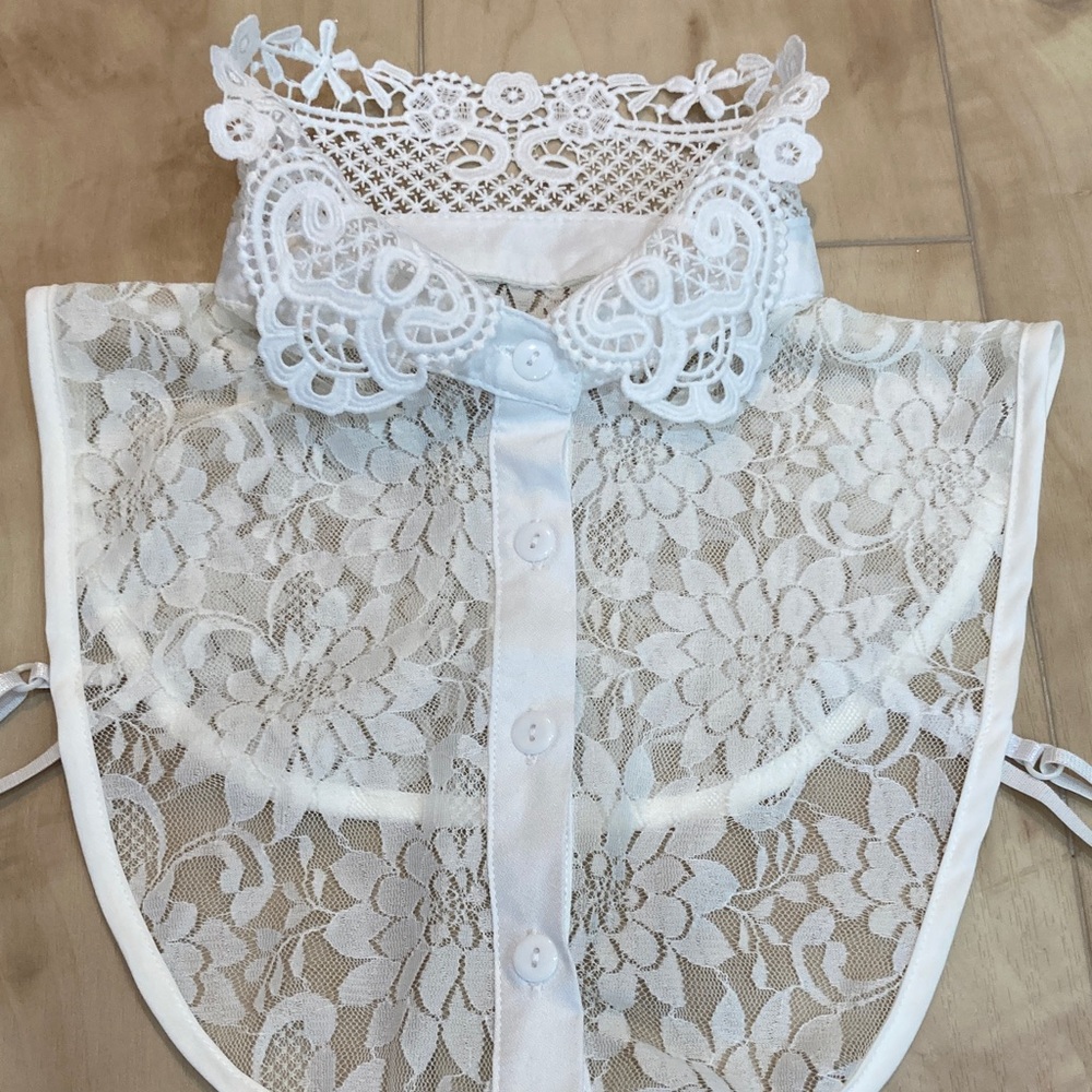 Women’s lace collar half shirt